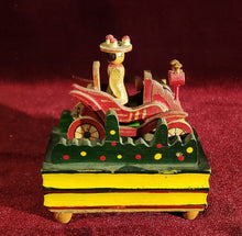 Cargar imagen en el visor de la galería, Figura Musical Antigua De Madera, Con Movimiento