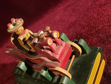 Cargar imagen en el visor de la galería, Figura Musical Antigua De Madera, Con Movimiento