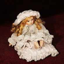 Cargar imagen en el visor de la galería, Muñeca De Porcelana Con Terciopelo Y Encaje Sobre Cojín