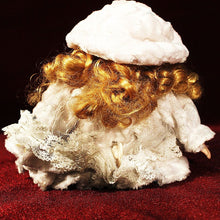 Cargar imagen en el visor de la galería, Muñeca De Porcelana Con Terciopelo Y Encaje Sobre Cojín