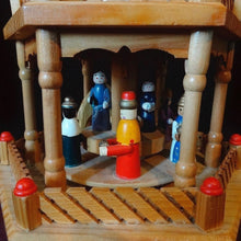 Cargar imagen en el visor de la galería, Belén Giratorio Alemán De Madera