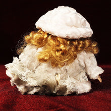 Cargar imagen en el visor de la galería, Muñeca De Porcelana Con Terciopelo Y Encaje Sobre Cojín