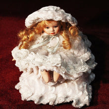 Cargar imagen en el visor de la galería, Muñeca De Porcelana Con Terciopelo Y Encaje Sobre Cojín