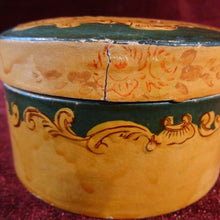 Cargar imagen en el visor de la galería, Caja Con 8 Platos Pequeños De Papel Mache Japoneses De 1950