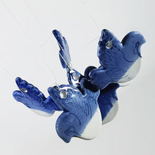 Cargar imagen en el visor de la galería, Antigua Campana Viento Cerámica Azul Aves Vintage Retro