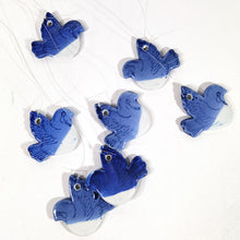 Cargar imagen en el visor de la galería, Antigua Campana Viento Cerámica Azul Aves Vintage Retro