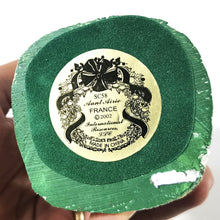 Cargar imagen en el visor de la galería, Figura Navideña Coleccionable Aunt Airie Folklore Francia