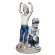 Cargar imagen en el visor de la galería, Antigua Figura Porcelana, 1989, Niños Béisbol, Paul Sebastian