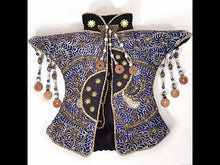 Cargar y reproducir el video en el visor de la galería, Antiguo Chaleco Indonesio Batik Decorativo Artesanal Canting
