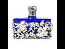Cargar y reproducir el video en el visor de la galería, Antigua Botella Perfumero Azul Cristal Decoración Metal Floral