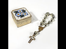 Cargar y reproducir el video en el visor de la galería, Antigua Caja Italiana Latón con Decenario Rosas Metal Vintage