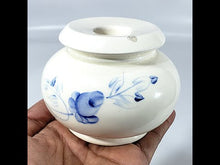 Cargar y reproducir el video en el visor de la galería, Portavelas Antiguo de Porcelana Decoración Flores Azules