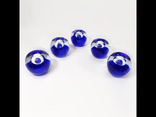 Cargar y reproducir el video en el visor de la galería, Juego 5 Portavelas Cristal Soplado Azul Vintage Candelabro 80s