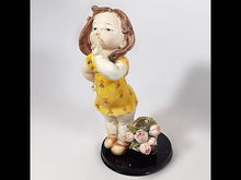 Cargar y reproducir el video en el visor de la galería, Antigua Figura Hummel Coleccionable Niña Shh Silencio