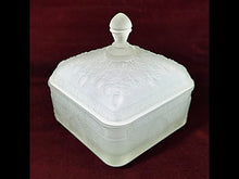 Cargar y reproducir el video en el visor de la galería, Antiguo Dulcero Cristal Indiana Tiara Colmena Frosted Glass