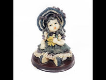 Cargar y reproducir el video en el visor de la galería, Antigua Figura de Niña estilo Victoriano, de Pasta de Resina