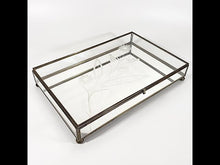 Cargar y reproducir el video en el visor de la galería, Caja Alhajera Artesanal Vintage Vidrio Esmerilado Latón Espejo