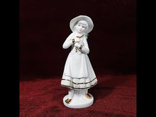Cargar y reproducir el video en el visor de la galería, Antigua Figura Porcelana Campesina Flores Montefiori Collection