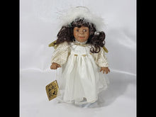 Cargar y reproducir el video en el visor de la galería, Muñeca Ángel Afroamericano De Porcelana Vintage