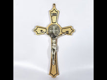Cargar y reproducir el video en el visor de la galería, Crucifijo Medalla San Benito Dorado Plateado Vintage 19 cm Italiano