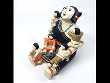 Cargar y reproducir el video en el visor de la galería, Antigua Escultura Pequeña Mujer Tradicional Hopi Artesanía