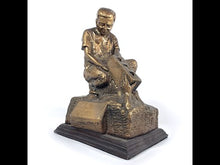 Cargar y reproducir el video en el visor de la galería, Antigua Escultura "El Constructor" Resina Artista Héctor Rodríguez