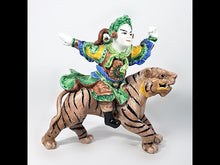 Cargar y reproducir el video en el visor de la galería, Antigua Escultura Porcelana Guerrero Chino Tigre Vintage