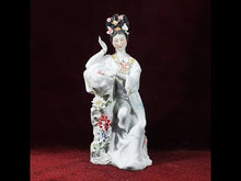 Cargar y reproducir el video en el visor de la galería, Antigua Figura Escultura Porcelana Geisha Japonesa en Roca