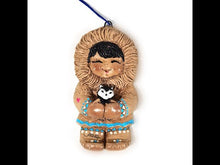 Cargar y reproducir el video en el visor de la galería, Ornamento Vintage Colgante Navidad Inuit Alaska Eski Moppets