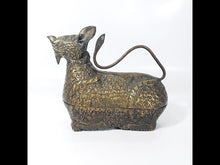 Cargar y reproducir el video en el visor de la galería, Antigua Caja Camboyana para Betel de Metal ca. 1940 Animal Mitológico