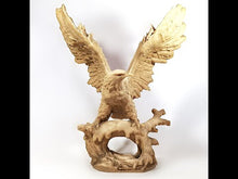 Cargar y reproducir el video en el visor de la galería, Antigua Estatua Águila Majestuosa Figura Resina Vintage 70s