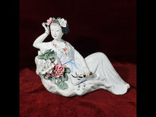 Cargar y reproducir el video en el visor de la galería, Antiguo Figura Geisha Porcelana Grande con Flores, 2 kg