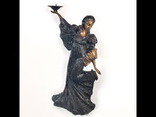 Cargar y reproducir el video en el visor de la galería, Antigua Escultura Metal Bronce Mujer Porta Cirio 9 kg, 52 cm