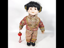 Cargar y reproducir el video en el visor de la galería, Muñeca Antigua Porcelana Asiática Coleccionable, Traje Tradicional Chino