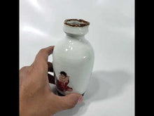 Cargar y reproducir el video en el visor de la galería, Botella Coleccionable Sake de Cerámica Vintage Japonesa