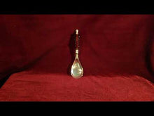 Cargar y reproducir el video en el visor de la galería, Cuchara Sopera Antigua Con Mango De Vidrio Ámbar