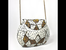 Cargar y reproducir el video en el visor de la galería, Antigua Bolsa Artesanal Cobre y Mosaicos Cerámicos India