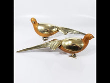 Cargar y reproducir el video en el visor de la galería, Antigua Pareja De Aves De Bronce Y Madera, Coleccionables
