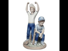 Cargar y reproducir el video en el visor de la galería, Antigua Figura Porcelana, 1989, Niños Béisbol, Paul Sebastian