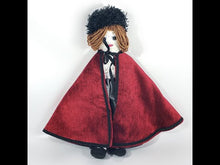 Cargar y reproducir el video en el visor de la galería, Antigua Muñeca de Trapo de Lujo Dama Francesa con Capa
