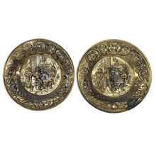 Cargar imagen en el visor de la galería, Antiguo Par de Platos de Latón hechos en Inglaterra, 30 cm