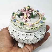 Cargar imagen en el visor de la galería, Antigua Caja Alhajera Porcelana Flores Caja Joyero Vintage
