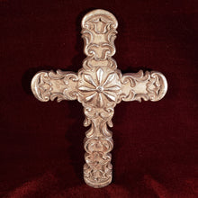 Cargar imagen en el visor de la galería, Cruz Estilo Antiguo Coleccionable, de pasta de resina
