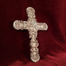 Cargar imagen en el visor de la galería, Cruz Estilo Antiguo Coleccionable, de pasta de resina

