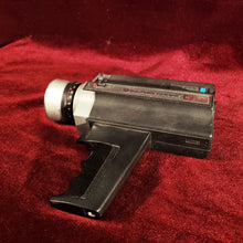 Cargar imagen en el visor de la galería, Camara Vintage 8 mm Bell and Howell Focus Matic 671 / XL
