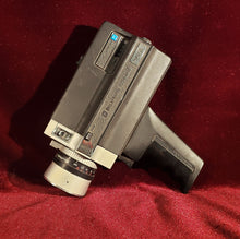 Cargar imagen en el visor de la galería, Camara Vintage 8 mm Bell and Howell Focus Matic 671 / XL
