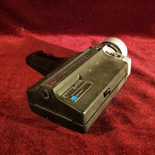 Cargar imagen en el visor de la galería, Camara Vintage 8 mm Bell and Howell Focus Matic 671 / XL

