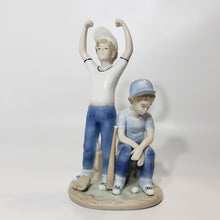 Cargar imagen en el visor de la galería, Antigua Figura Porcelana, 1989, Niños Béisbol, Paul Sebastian
