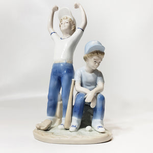 Antigua Figura Porcelana, 1989, Niños Béisbol, Paul Sebastian