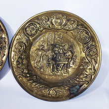 Cargar imagen en el visor de la galería, Antiguo Par de Platos de Latón hechos en Inglaterra, 30 cm
